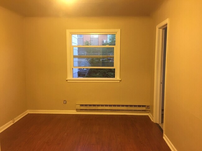 Building Photo - COZY 1BD/1BA LOWER SOUTH HILL APARTMENT | A/C | ON-SITE LAUNDRY | PET FRIENDLY | $250 OFF MOVE-IN...