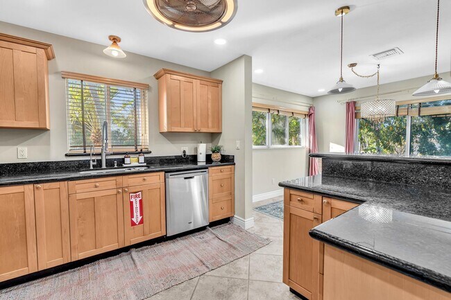 Building Photo - 3450 NE 19th Ave