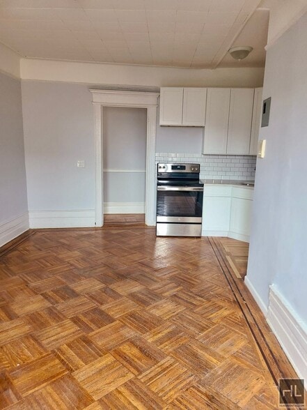 Building Photo - 4BR 1BA Plus Size Rent Stabilized Pre War Corner Unit in Ditmas Park
