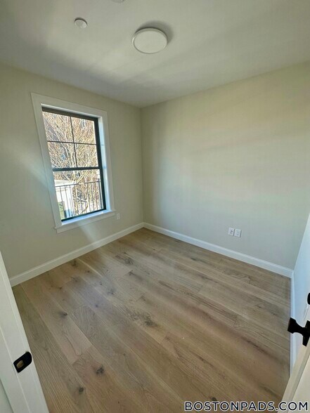 Building Photo - 48 Woodward St