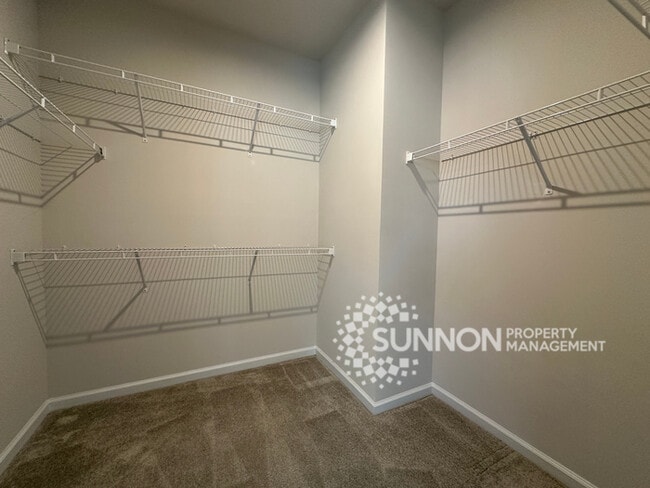Building Photo - Beautiful 4 Bed 3.5 Bath Townhome minutes ...