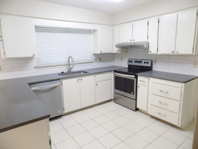 Building Photo - 3-Bedroom 2-Bathroom in Georgetown with Tons of Space!