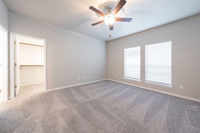 Building Photo - Stunning 4-Bedroom Home in Villages of Wes...