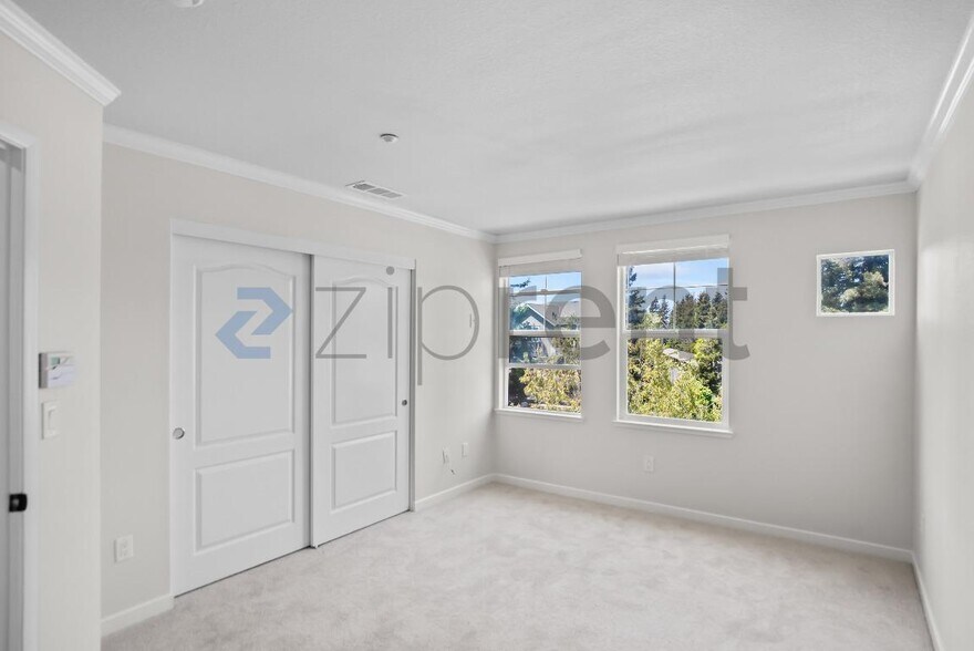 Building Photo - 722 Kingsford Way