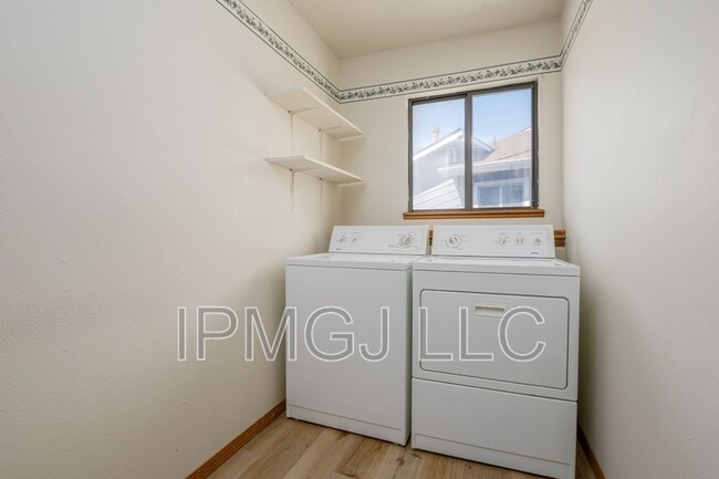 Building Photo - 384 Explorer Ct