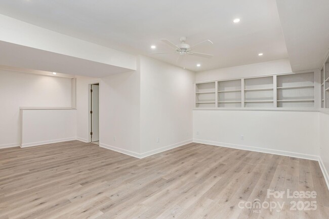 Building Photo - 10 S Oak Forest Dr