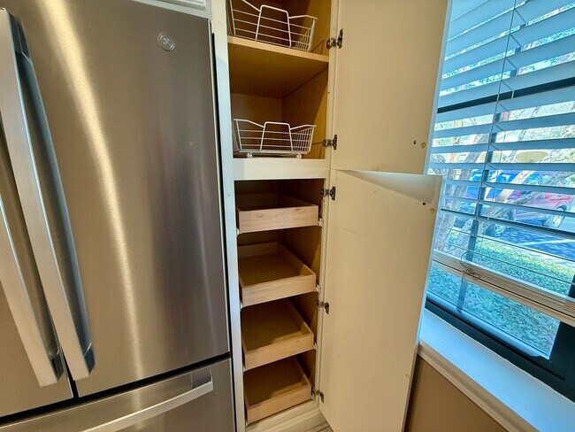 Building Photo - 3 bedroom, 3 bath Luxury Living Along the ...