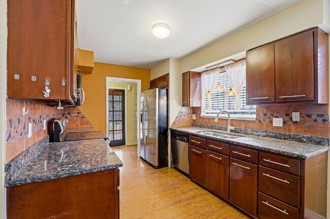 Building Photo - 3-Bedroom Duplex with Refrigerated AC.