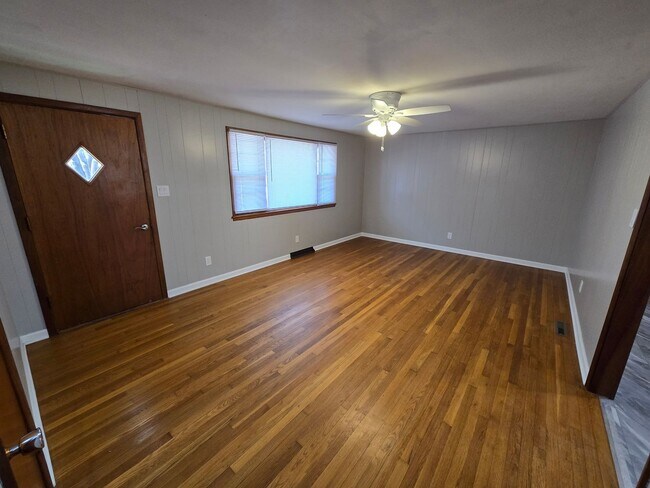 Building Photo - 3-4 bedroom ranch with attached garage, fe...