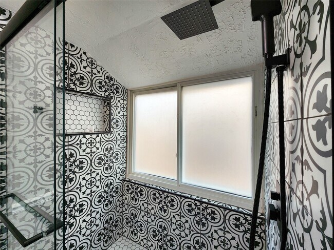 Building Photo - 2118 Creston Dr