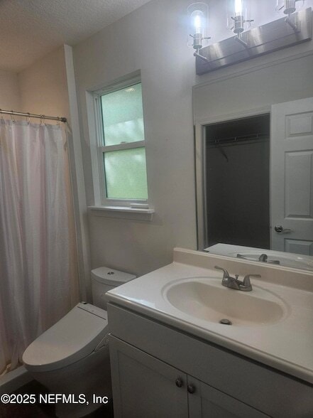 Building Photo - 840 W 10th St