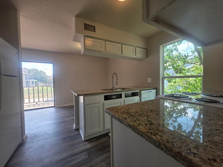 Building Photo - 1020 Autumn Cir