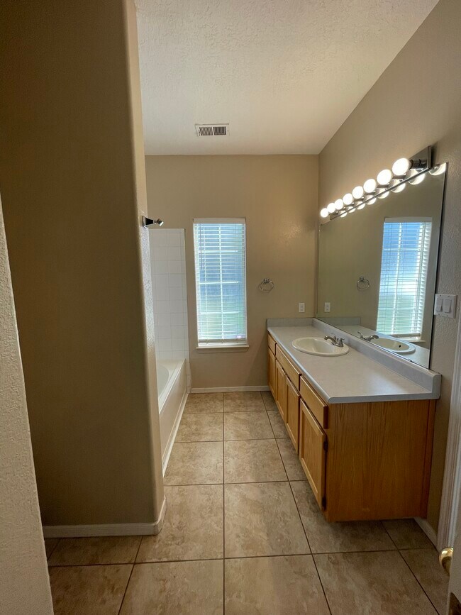 Building Photo - 7243 Natalie Janae Ln NE
