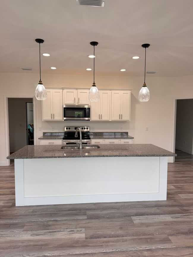 Building Photo - 913 Plantation Dr