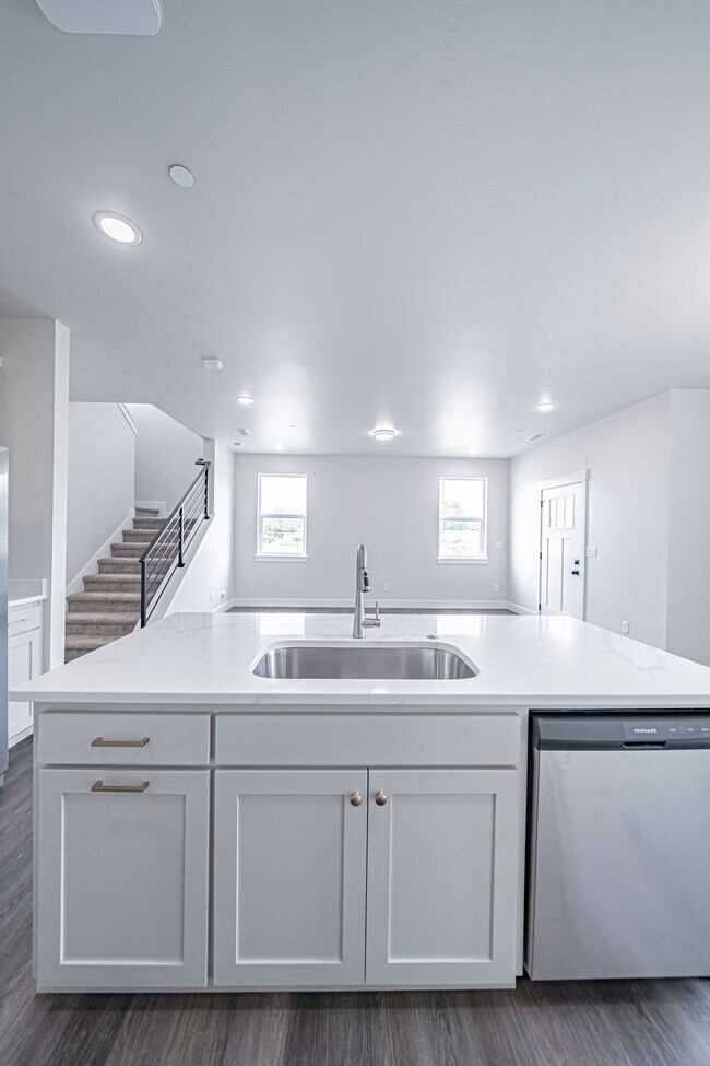 Building Photo - 2988 Huntshire Ave