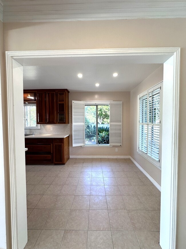 Dining Area - 5639 E Spring St