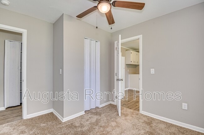 Building Photo - 128 E Hall St