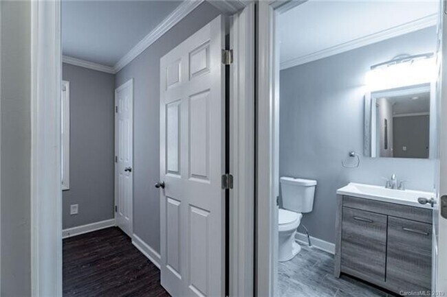 Building Photo - Two Bedroom Duplex Great Features and Comf...