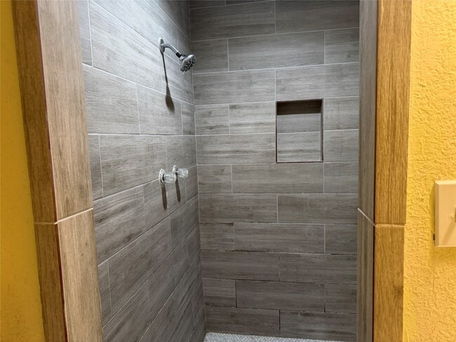 Building Photo - 2501 Maple St