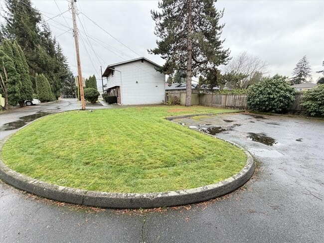 Building Photo - $2100 / 2br - 789 ft2 - Townhome/garage/fenced yard