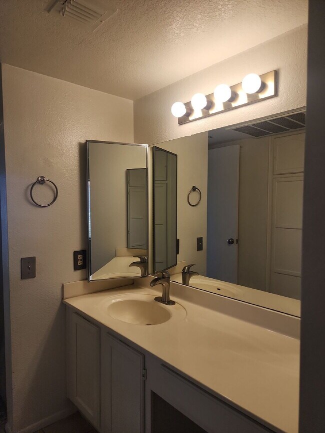 Building Photo - "Charming 2-Bed/1-bath in Phoenix with Cozy 704 Sq Ft Layout – Your Perfect Retreat in Phoenix!" ...
