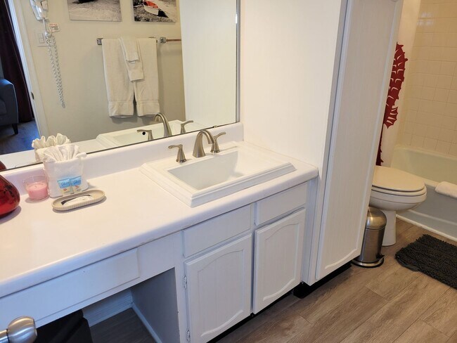 Building Photo - Two bedrooms two 1/2 bath townhome on Galv...