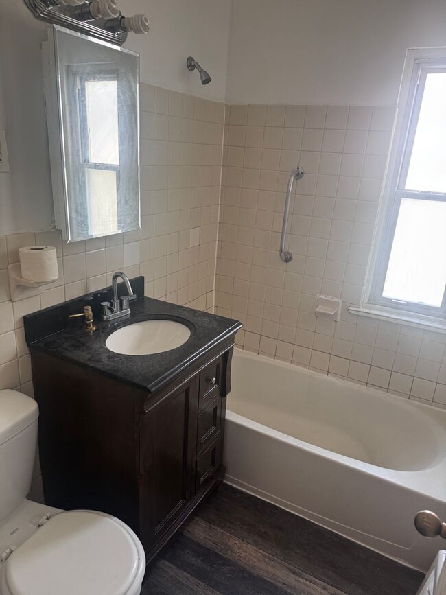 Building Photo - 3 bed 1 bath