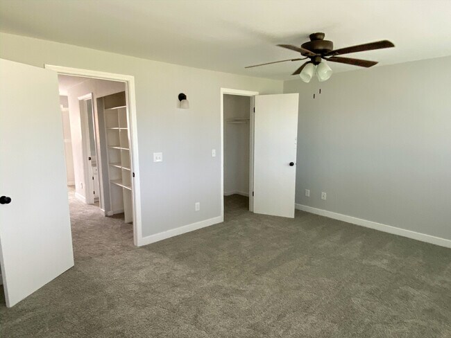 Main bedroom and walk-in closet - 237 Shepard Way NW