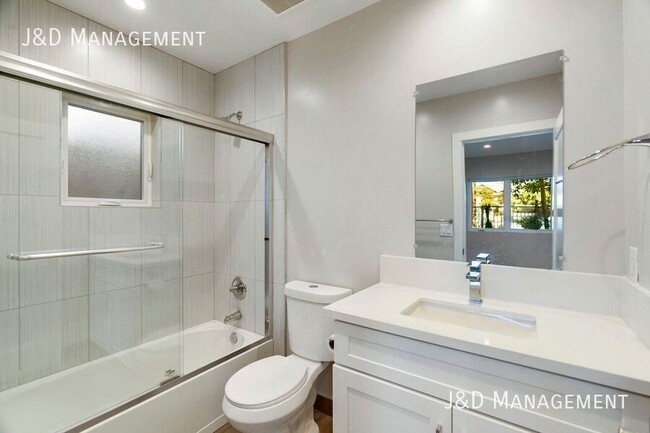 Building Photo - Brand New Build - Beautiful New Townhome
