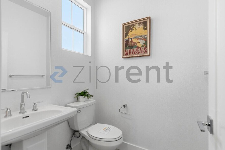 Building Photo - 37380 Watersail Way