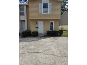 Building Photo - Townhome off University and Barnes Rd.