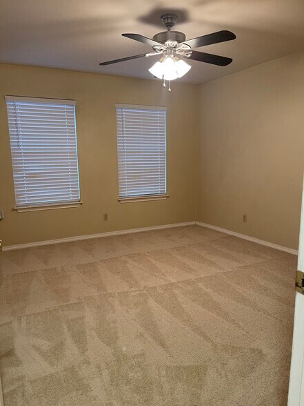 Building Photo - 2427 Wescott Ave