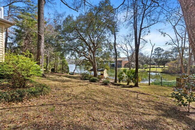 Building Photo - 100 Lakeview Dr