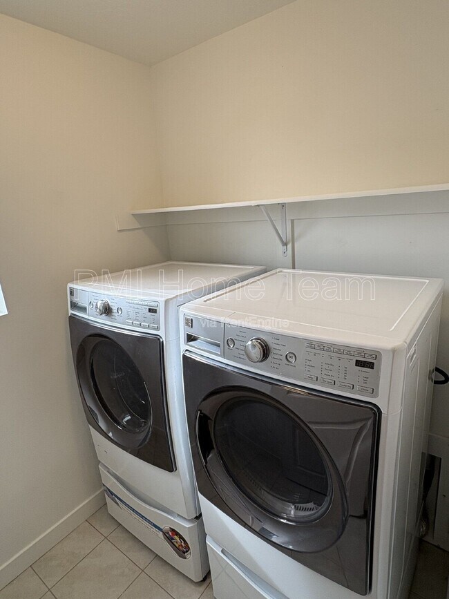 Building Photo - 1616 W Parkview Dr