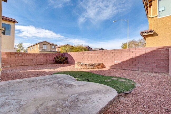 Building Photo - Spacious 3 bedroom home with large yard in...
