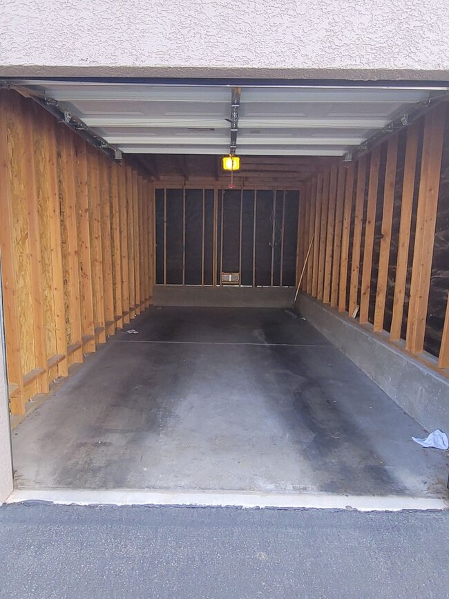 Building Photo - Gorgeous Henderson Condo with garage!