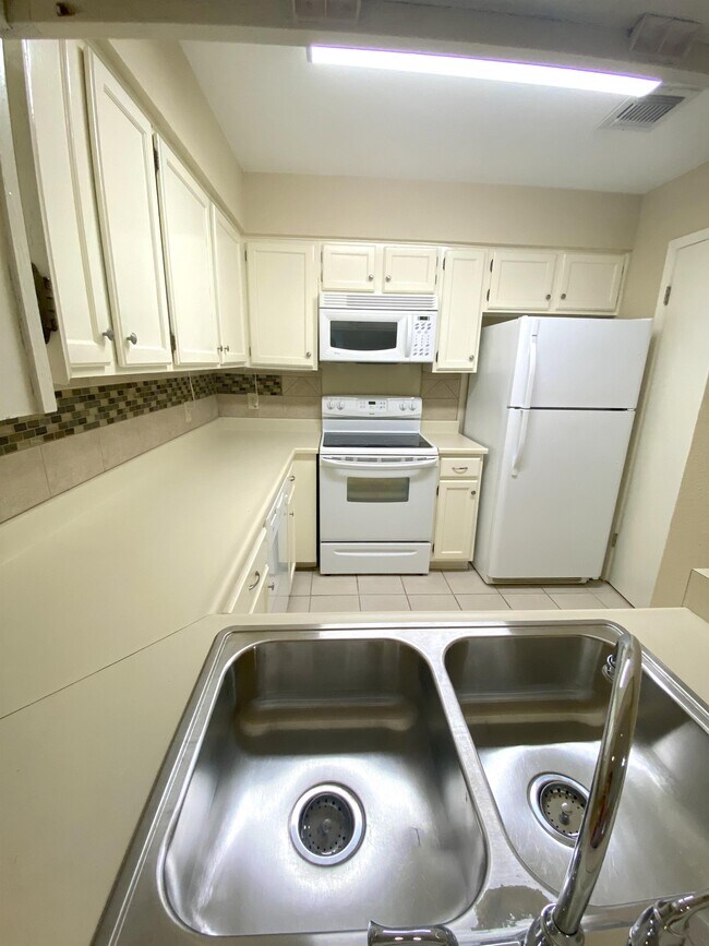 Building Photo - 8531 Stonebridge