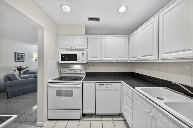 Building Photo - 6417 Bay Club Dr