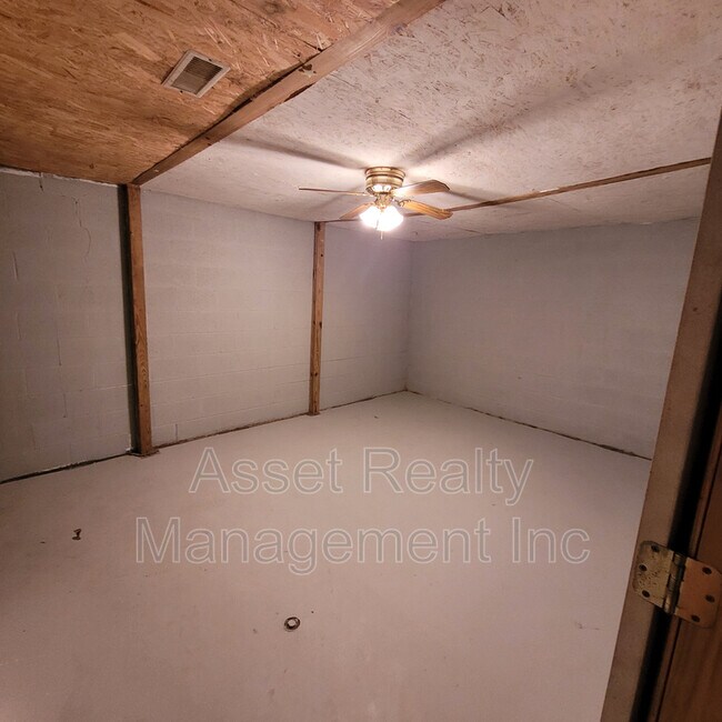 Building Photo - 1685 Meadow Spring Dr