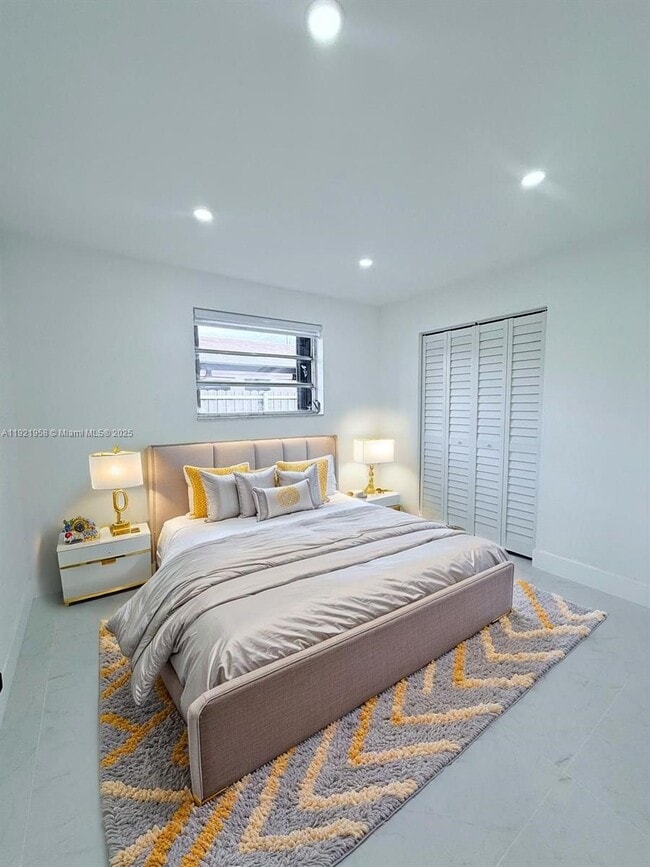 Building Photo - 4240 SW 27th St