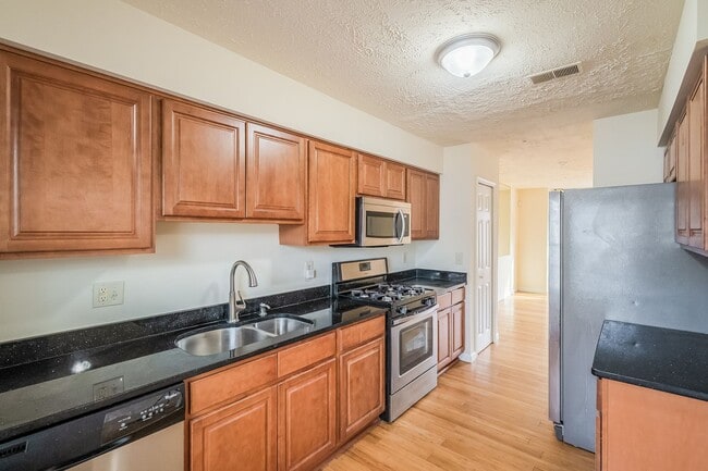 Building Photo - Spacious Townhome with 2 assigned parking ...