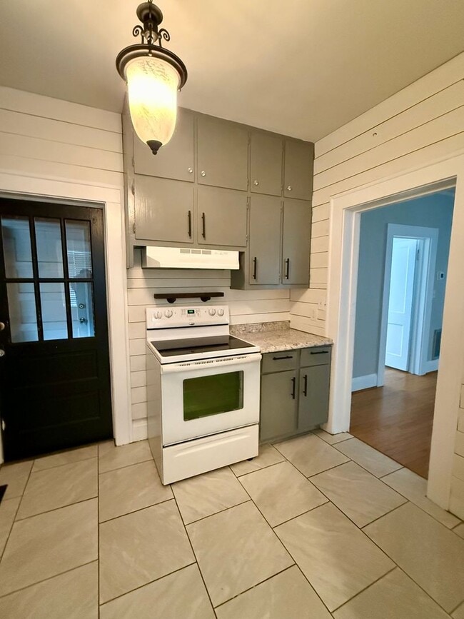 Building Photo - Three bedroom, 1 bath house in Burlington
