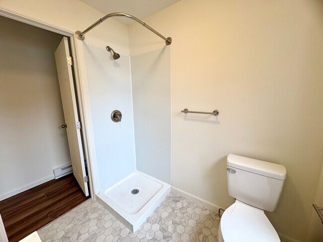 Building Photo - 133 W Maple St