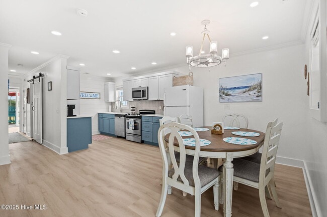 Building Photo - 2660 Island Dr