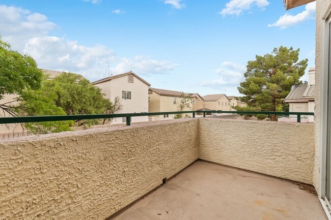 Building Photo - Beautiful 2 Bedroom Condo with Community P...