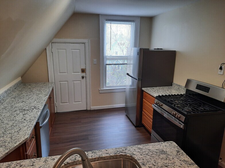 Kitchen 1B - 257 W Utica St