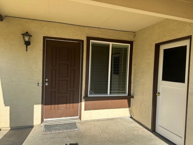 Building Photo - 3 Bedroom 2 Bathroom Home with Yard