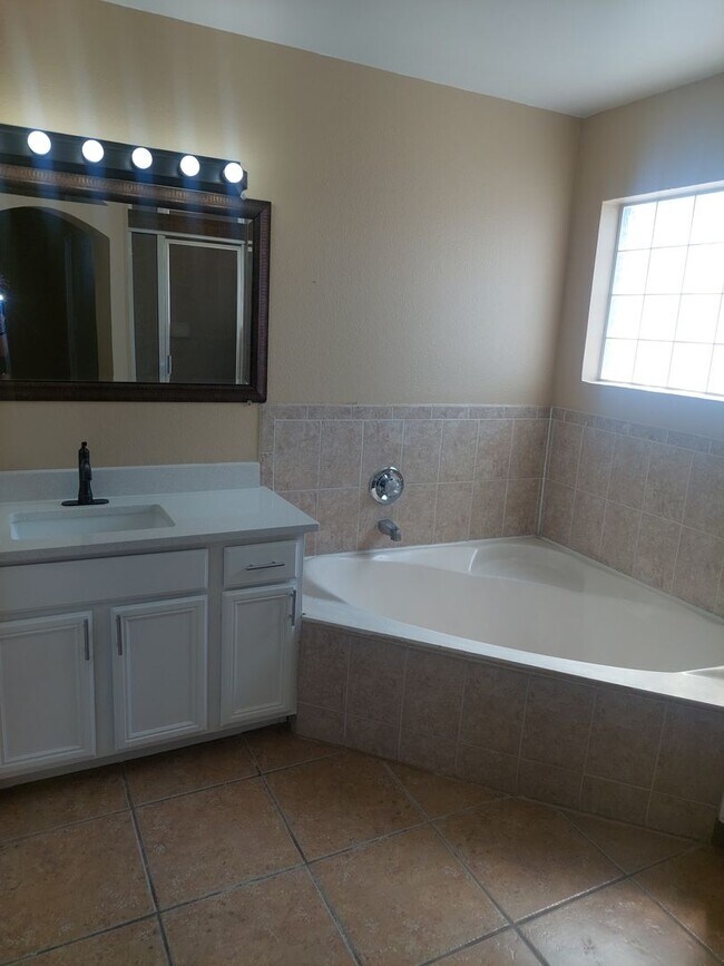 Building Photo - 4 BEDROOM 3 BATHROOM HOME! fully remodeled...