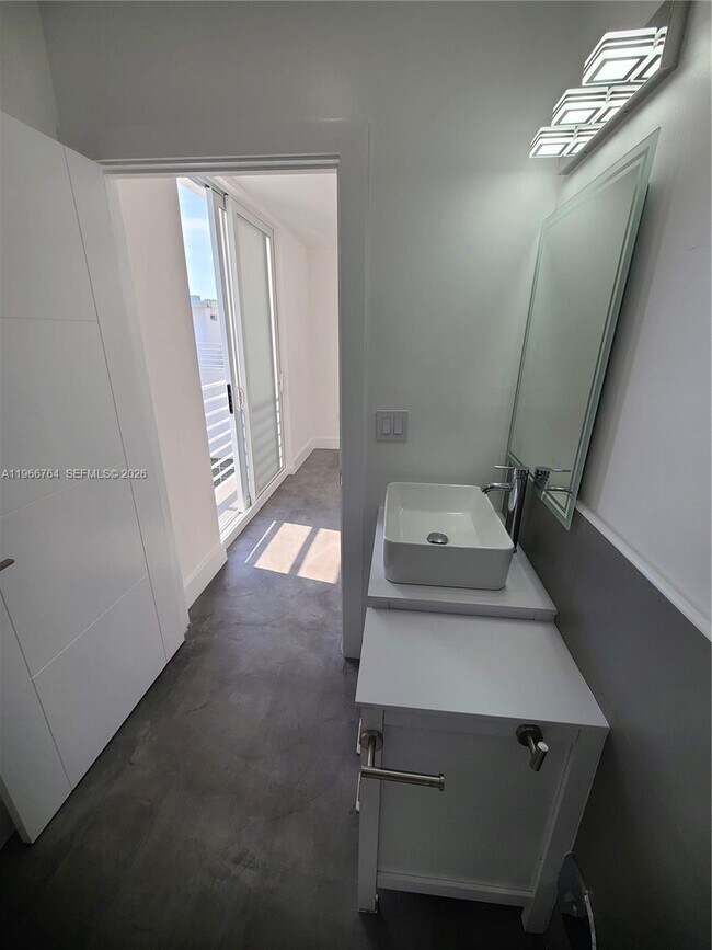 Building Photo - 825 Michigan Ave