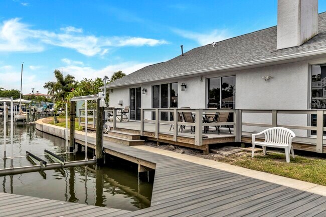 Building Photo - 2127 Lagoon Dr